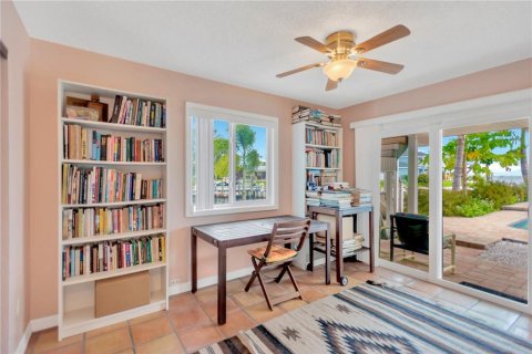 House in Saint Petersburg, Florida 3 bedrooms, 156.08 sq.m. № 1903023 - photo 20