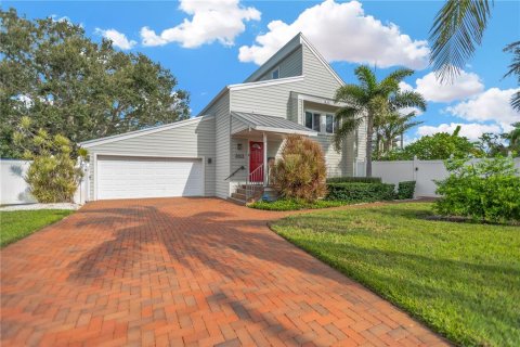 House in Saint Petersburg, Florida 3 bedrooms, 156.08 sq.m. № 1903023 - photo 1