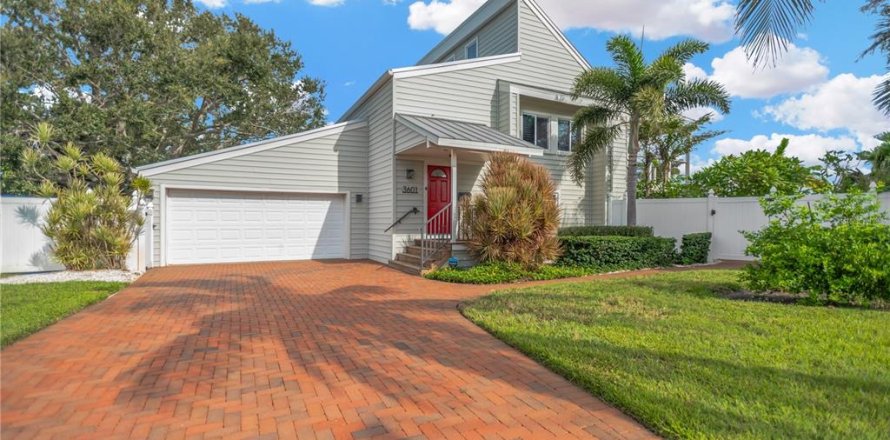 House in Saint Petersburg, Florida 3 bedrooms, 156.08 sq.m. № 1903023