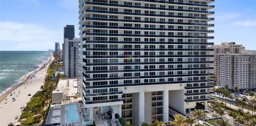 Кондоминиум с 1 спальней в Халландейл-Бич, Флорида № 1984129