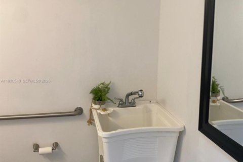 Commercial property in Miami, Florida № 2090562 - photo 13
