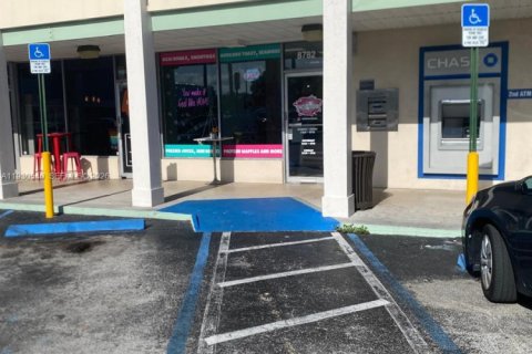 Commercial property in Miami, Florida № 2090562 - photo 12