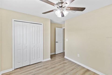 Villa ou maison à louer à Wimauma, Floride: 4 chambres, 178.56 m2 № 2131114 - photo 10