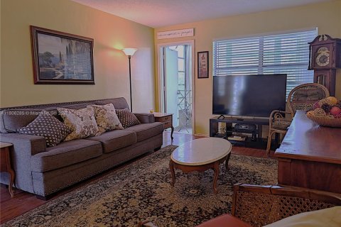 Condo in Lauderhill, Florida, 1 bedroom  № 1743893 - photo 13