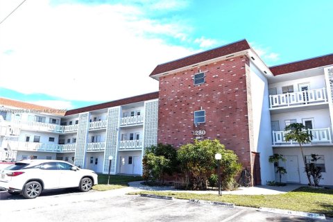 Condo in Lauderhill, Florida, 1 bedroom  № 1743893 - photo 2