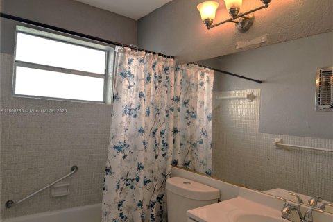 Condo in Lauderhill, Florida, 1 bedroom  № 1743893 - photo 9