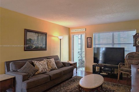 Condo in Lauderhill, Florida, 1 bedroom  № 1743893 - photo 4