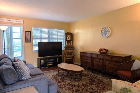 Condo in Lauderhill, Florida, 1 bedroom  № 1743893 - photo 8