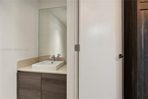 Condo in Miami, Florida, 1 bedroom  № 2401540 - photo 13