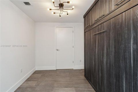 Condo in Miami, Florida, 1 bedroom  № 2401540 - photo 11