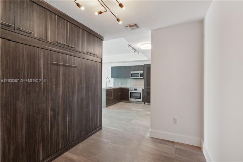 Condo in Miami, Florida, 1 bedroom  № 2401540 - photo 12