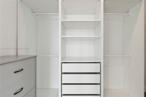 Condo in Miami, Florida, 1 bedroom  № 2401540 - photo 10