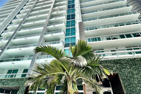 Condo in Miami, Florida, 1 bedroom  № 2401540 - photo 17