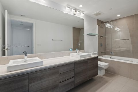 Condo in Miami, Florida, 1 bedroom  № 2401540 - photo 8