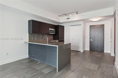 Condo in Miami, Florida, 1 bedroom  № 2401540 - photo 5