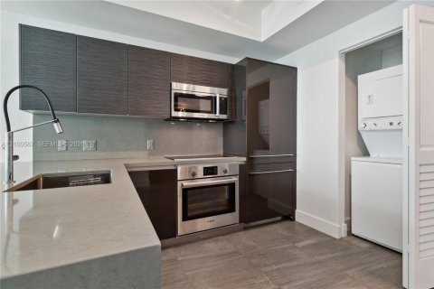 Condo in Miami, Florida, 1 bedroom  № 2401540 - photo 2