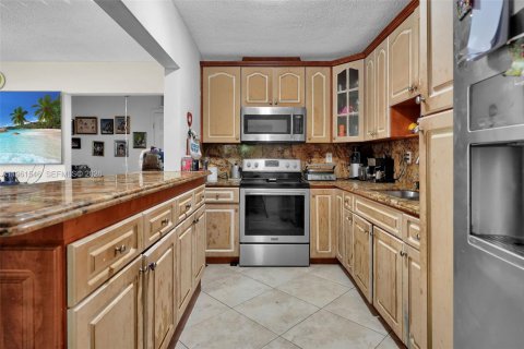 Villa ou maison à vendre à Miami, Floride: 4 chambres, 174.66 m2 № 2024291 - photo 5