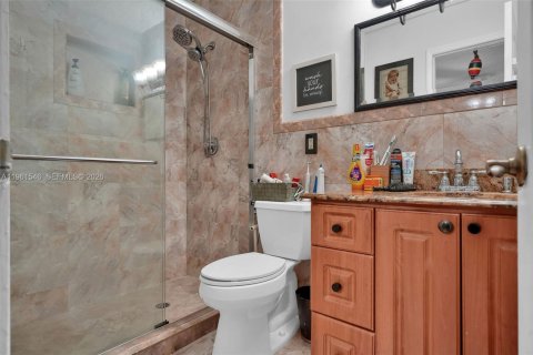 Villa ou maison à vendre à Miami, Floride: 4 chambres, 174.66 m2 № 2024291 - photo 9