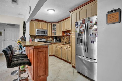 Villa ou maison à vendre à Miami, Floride: 4 chambres, 174.66 m2 № 2024291 - photo 4