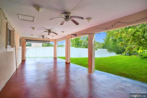 Villa ou maison à vendre à Miami, Floride: 4 chambres, 174.66 m2 № 2024291 - photo 12