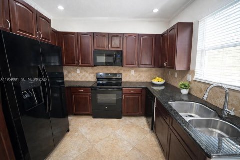 Townhouse in Miami Gardens, Florida 3 bedrooms, 128.02 sq.m. № 2025552