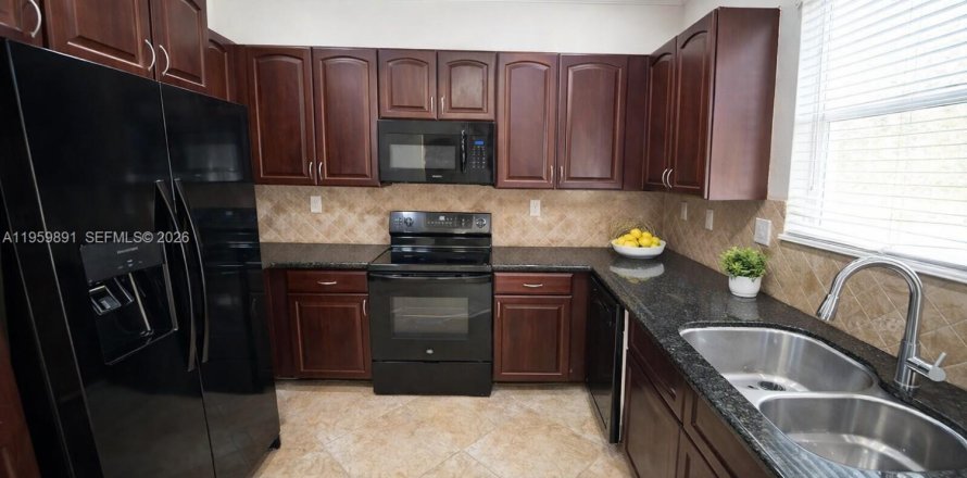 Townhouse in Miami Gardens, Florida 3 bedrooms, 128.02 sq.m. № 2025552