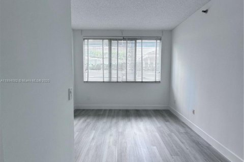 Купить кондоминиум в Майами, Флорида 1 спальня, 72.46м2, № 1945875 - фото 13