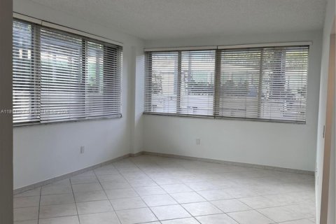 Купить кондоминиум в Майами, Флорида 1 спальня, 72.46м2, № 1945875 - фото 8