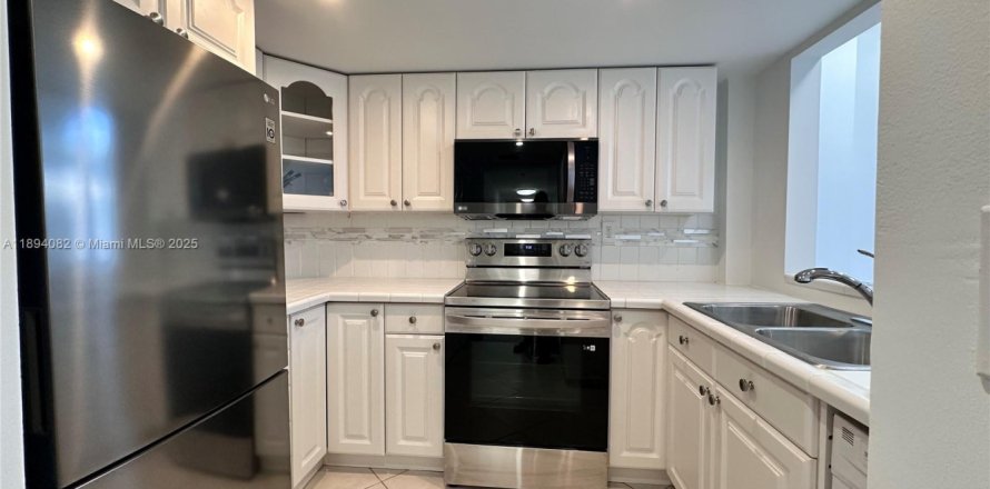 Кондоминиум с 1 спальней в Майами, Флорида № 1945875