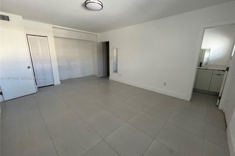 Condominio en alquiler en North Miami, Florida, 2 dormitorios, 118.08 m2 № 2033144 - foto 9