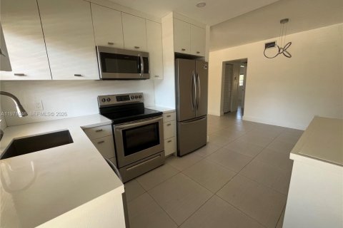 Кондоминиум с 2 спальнями в Норт-Майами, Флорида № 2033144