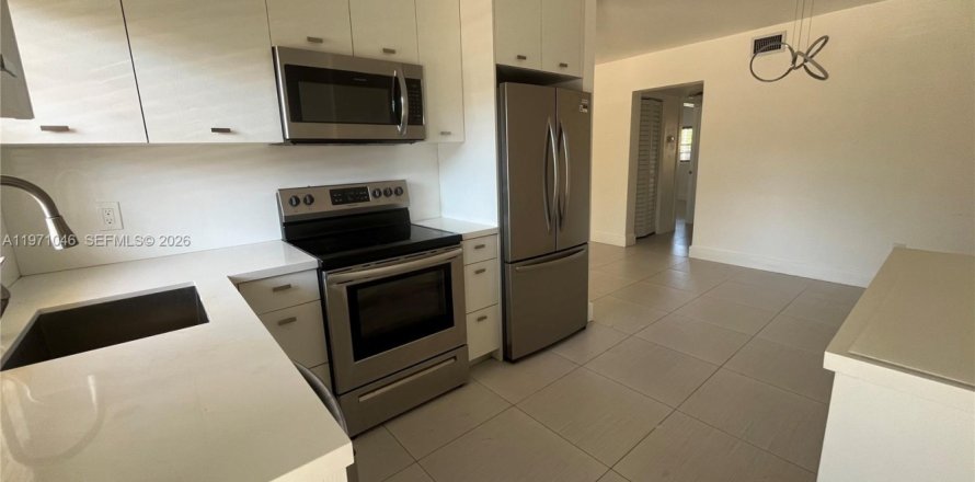 Condominio en North Miami, Florida, 2 dormitorios № 2033144