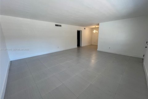 Condominio en alquiler en North Miami, Florida, 2 dormitorios, 118.08 m2 № 2033144 - foto 8