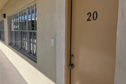 Condominio en alquiler en North Miami, Florida, 2 dormitorios, 118.08 m2 № 2033144 - foto 10