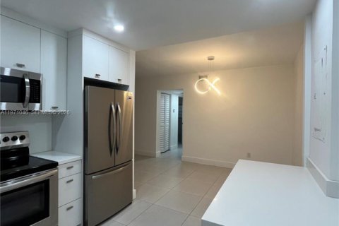 Condominio en alquiler en North Miami, Florida, 2 dormitorios, 118.08 m2 № 2033144 - foto 28