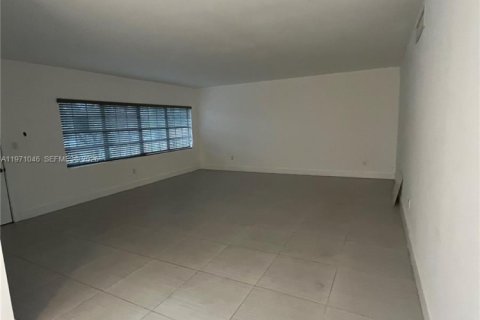 Condominio en alquiler en North Miami, Florida, 2 dormitorios, 118.08 m2 № 2033144 - foto 17