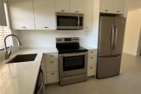 Condominio en alquiler en North Miami, Florida, 2 dormitorios, 118.08 m2 № 2033144 - foto 5