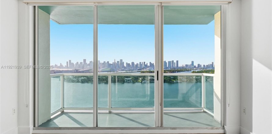 Кондоминиум с 2 спальнями в Майами-Бич, Флорида № 1984589