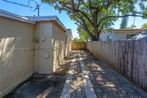 House in Hollywood, Florida 3 bedrooms, 171.68 sq.m. № 1714085 - photo 23