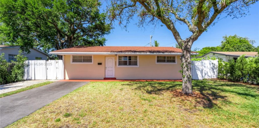 House in Hollywood, Florida 3 bedrooms, 171.68 sq.m. № 1714085
