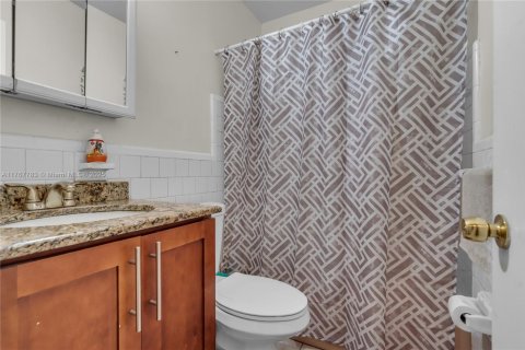 House in Hollywood, Florida 3 bedrooms, 171.68 sq.m. № 1714085 - photo 17