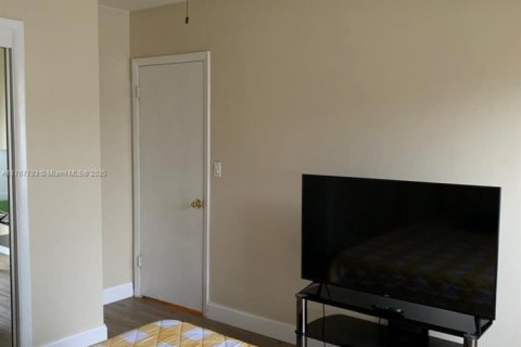 House in Hollywood, Florida 3 bedrooms, 171.68 sq.m. № 1714085 - photo 28