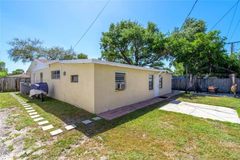 House in Hollywood, Florida 3 bedrooms, 171.68 sq.m. № 1714085 - photo 21