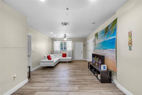 House in Hollywood, Florida 3 bedrooms, 171.68 sq.m. № 1714085 - photo 6