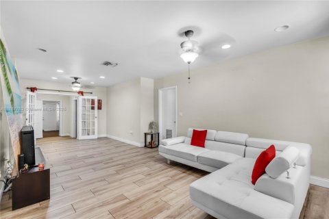 House in Hollywood, Florida 3 bedrooms, 171.68 sq.m. № 1714085 - photo 4