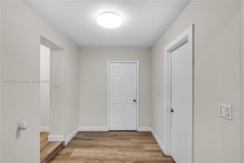 House in Hollywood, Florida 3 bedrooms, 171.68 sq.m. № 1714085 - photo 10