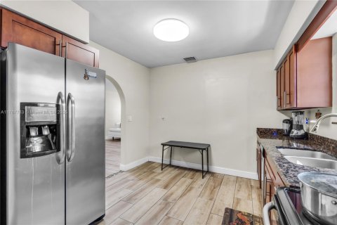 House in Hollywood, Florida 3 bedrooms, 171.68 sq.m. № 1714085 - photo 9