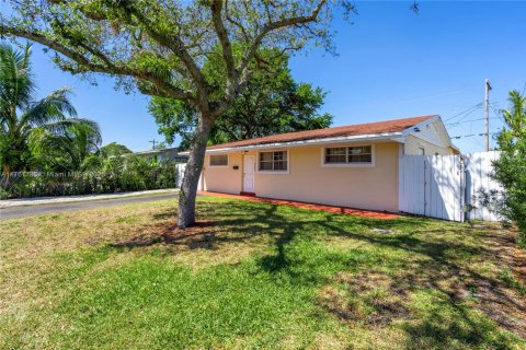 House in Hollywood, Florida 3 bedrooms, 171.68 sq.m. № 1714085 - photo 3