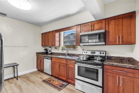 House in Hollywood, Florida 3 bedrooms, 171.68 sq.m. № 1714085 - photo 8