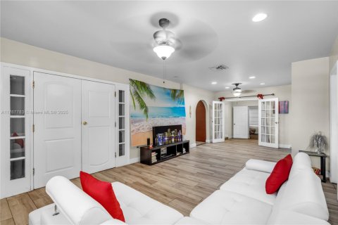 House in Hollywood, Florida 3 bedrooms, 171.68 sq.m. № 1714085 - photo 5